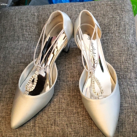 Easy Street Silver Satin Moonlight Dress Pump Size 6 Extra Wide - Picture 2 of 9